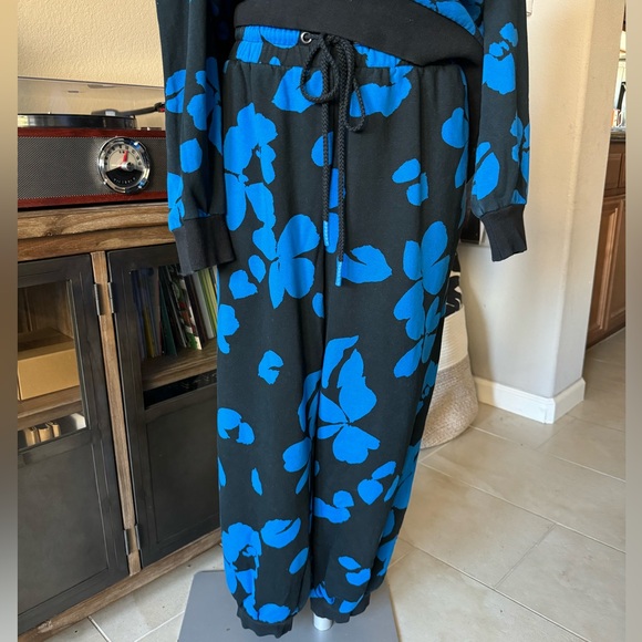 🆕 listing! Stylish sweats (pants only) - Picture 2 of 9